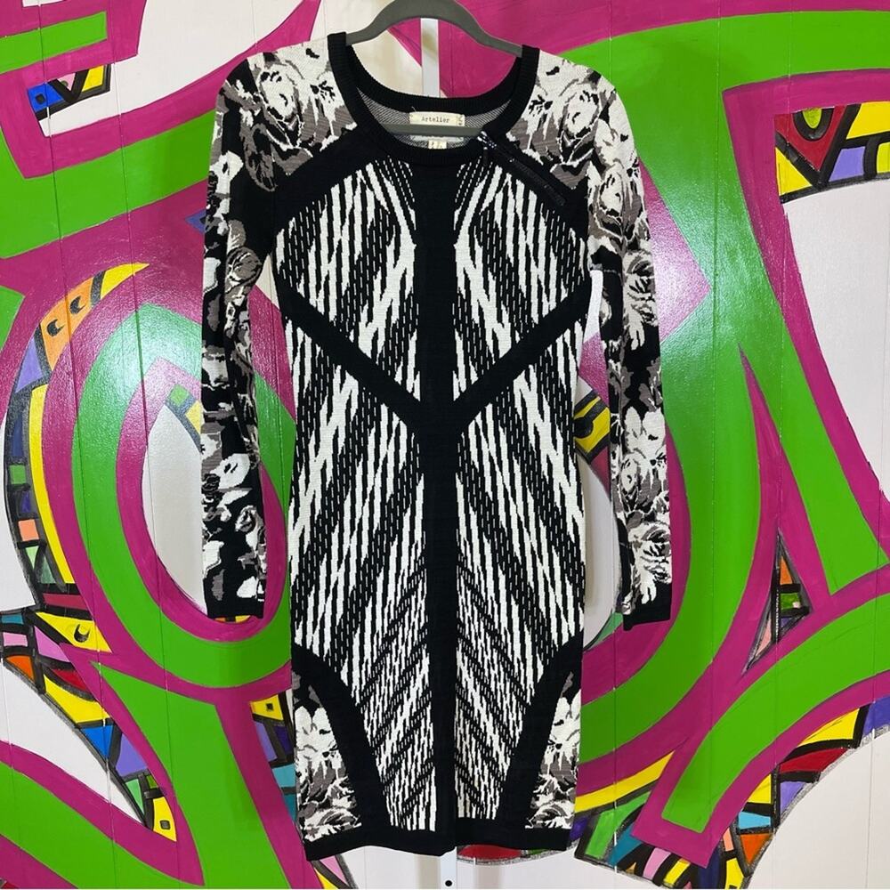 Artelier by Nicole Miller, Bodycon Knit Long Sleeve Dress. Size Small.